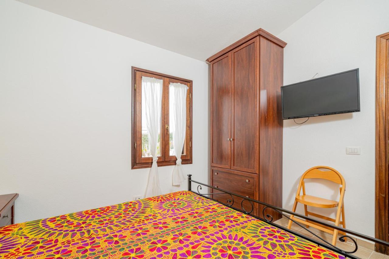 Appartamento Trilocale Le Canne 4 Posti Letto Con Giardino E Posto Auto Privato San Teodoro  Eksteriør bilde